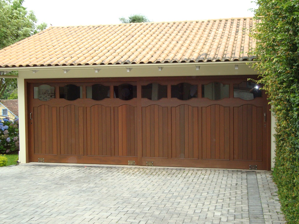 Produto - Porta de Garagem - Correr 2 Folhas Lambril Vertical + Detalhe  em Vidro